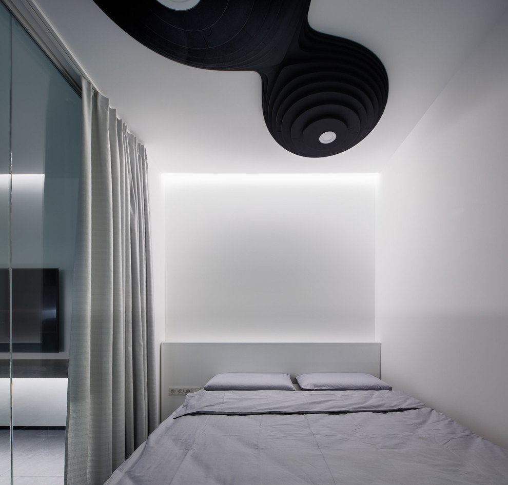 Idee per una piccola camera matrimoniale contemporanea con pareti bianche, pavimento in vinile e pavimento nero
