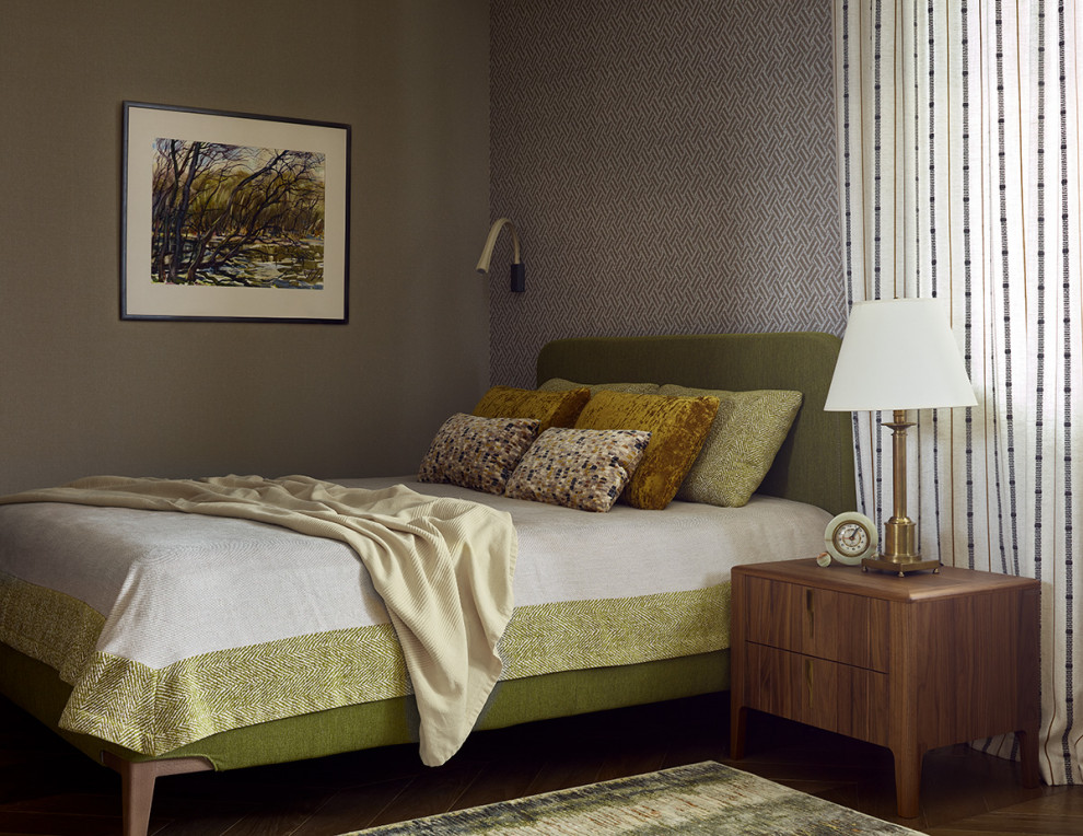 Foto de habitación de invitados contemporánea con paredes grises, suelo de madera oscura y papel pintado