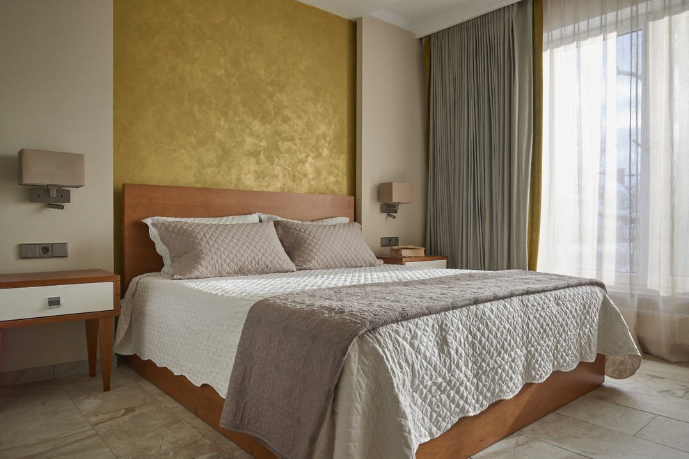 Foto de dormitorio principal contemporáneo con paredes beige y suelo beige