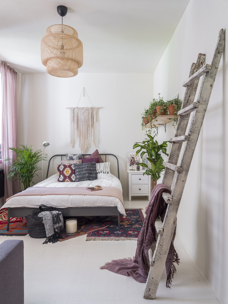 Diseño de dormitorio nórdico con paredes blancas y suelo beige