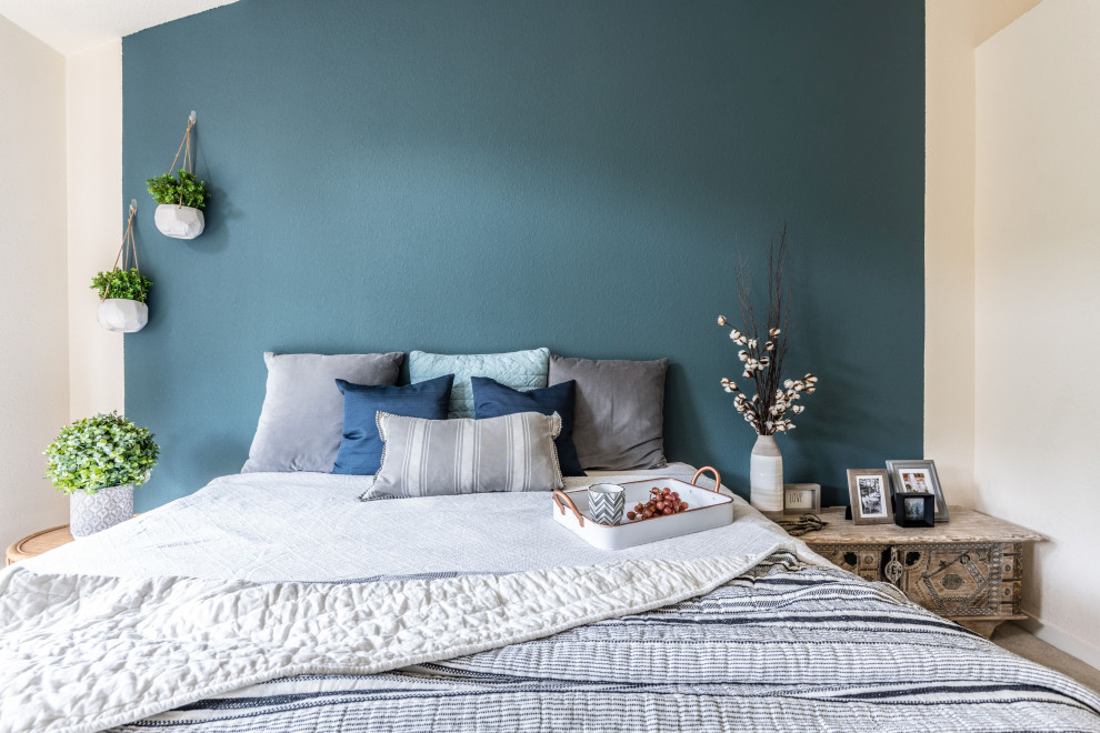 Klassisches Schlafzimmer mit blauer Wandfarbe, Teppichboden, beigem Boden und gewölbter Decke in San Francisco
