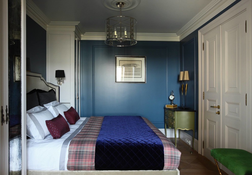 Пример оригинального дизайна: хозяйская спальня в классическом стиле с синими стенами, паркетным полом среднего тона и коричневым полом