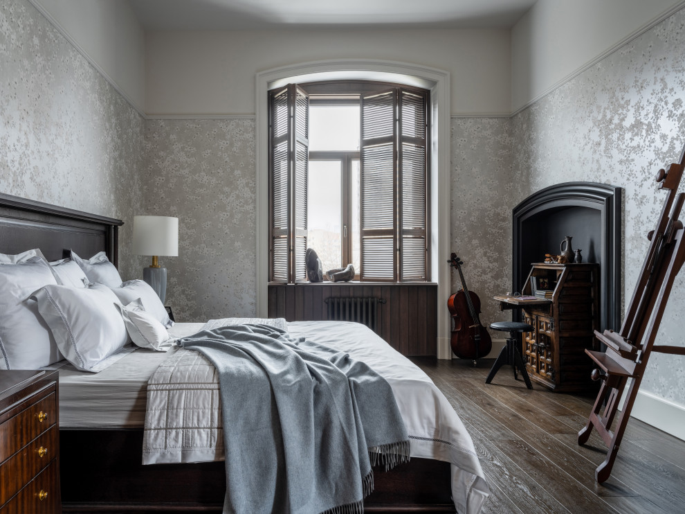 Пример оригинального дизайна: спальня в классическом стиле с серыми стенами, темным паркетным полом, коричневым полом и обоями на стенах