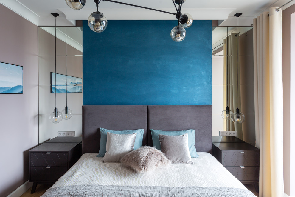 Ejemplo de dormitorio principal contemporáneo grande con paredes marrones, suelo de madera en tonos medios y suelo beige
