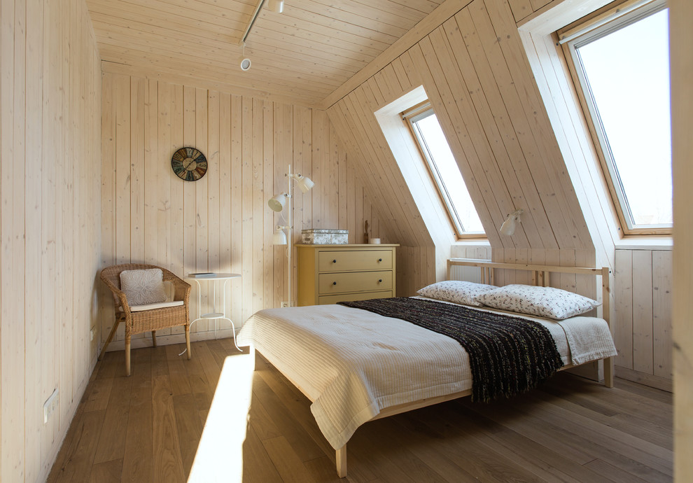 На фото: хозяйская спальня среднего размера в стиле рустика с белыми стенами, паркетным полом среднего тона и желтым полом без камина с