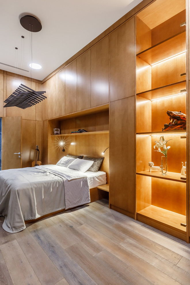 Пример оригинального дизайна: спальня в современном стиле с коричневыми стенами, светлым паркетным полом и бежевым полом