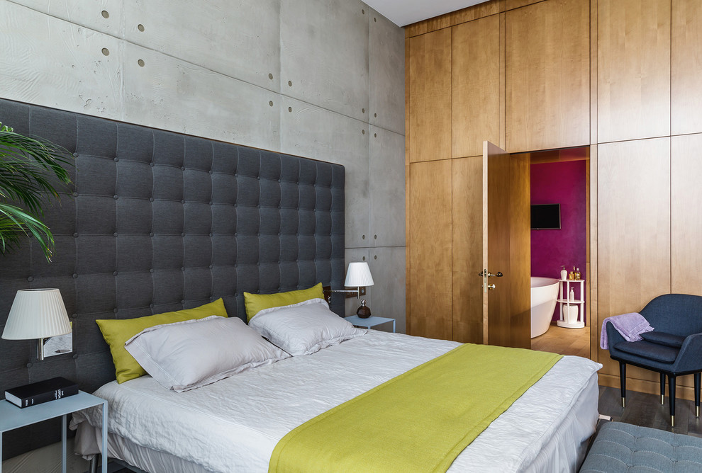 Пример оригинального дизайна: хозяйская спальня: освещение в современном стиле с серыми стенами, темным паркетным полом и коричневым полом