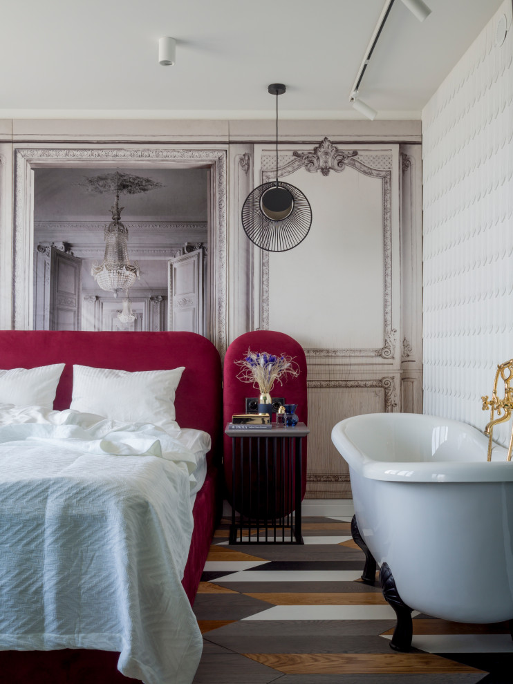 Kleines Modernes Hauptschlafzimmer ohne Kamin mit braunem Holzboden, buntem Boden und weißer Wandfarbe in Sonstige