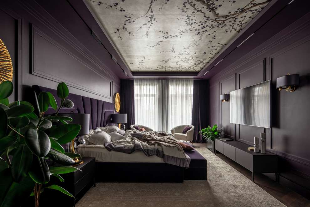 Inspiration för ett stort funkis huvudsovrum, med lila väggar, mörkt trägolv och brunt golv