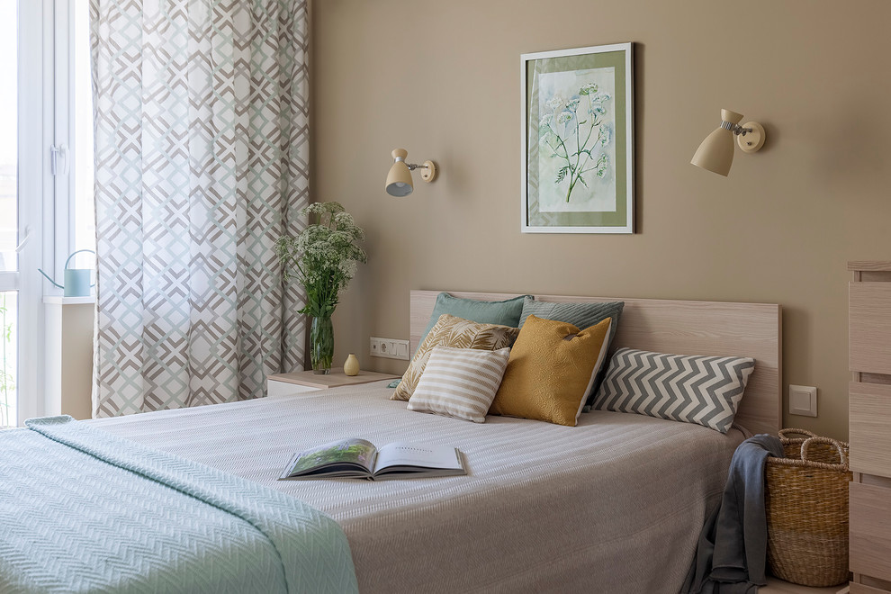 Inspiration för ett minimalistiskt sovrum, med beige väggar