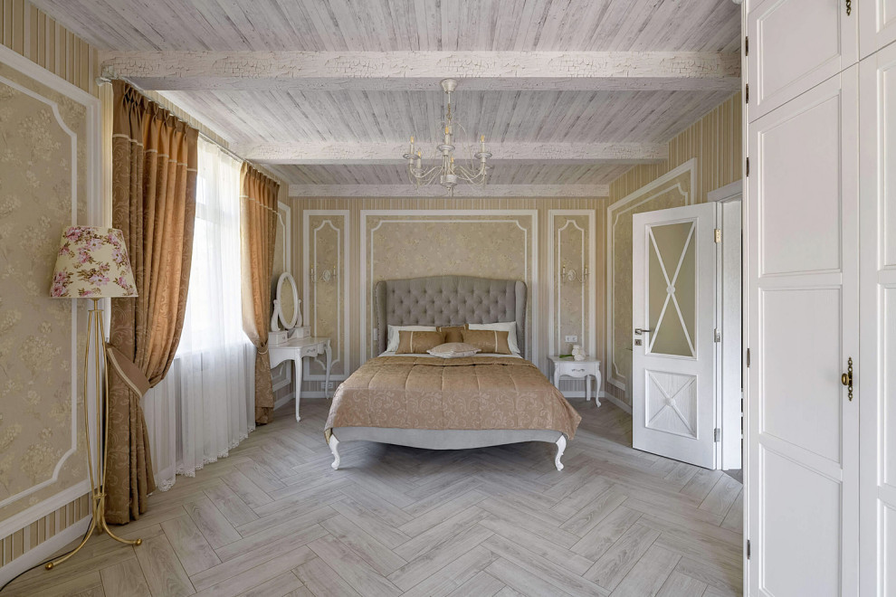 他の地域にある中くらいなカントリー風のおしゃれな主寝室 (ベージュの壁、ラミネートの床、白い床、表し梁、壁紙)
