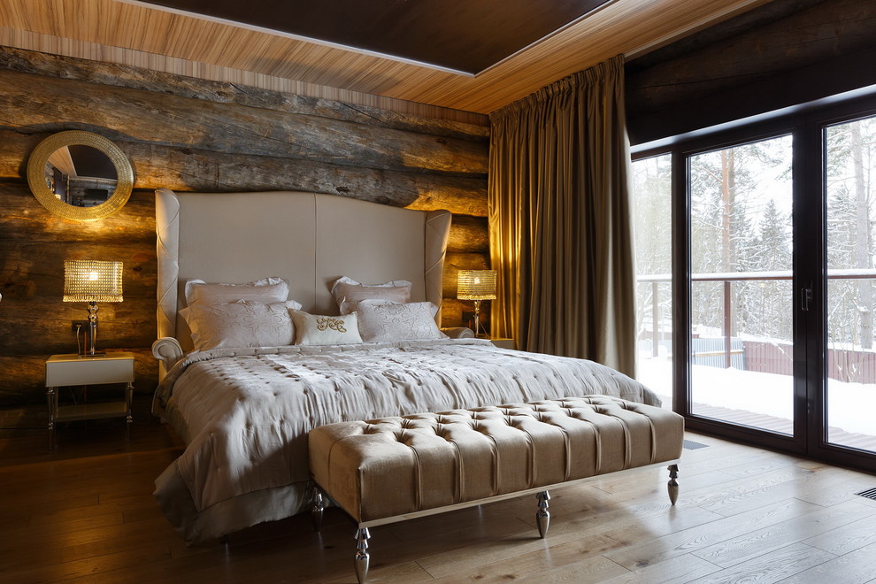 Immagine di una camera matrimoniale stile rurale con pareti marroni, parquet chiaro e pavimento beige
