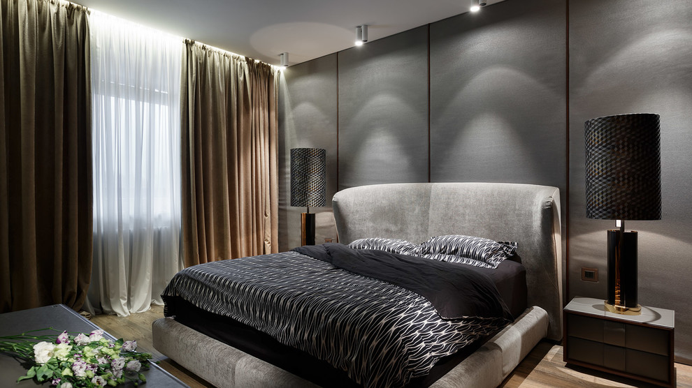 На фото: хозяйская спальня в современном стиле с серыми стенами, паркетным полом среднего тона и коричневым полом