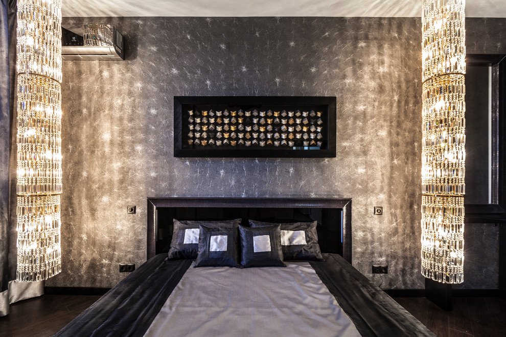 Esempio di una camera matrimoniale contemporanea di medie dimensioni con pareti grigie, parquet scuro e pavimento marrone