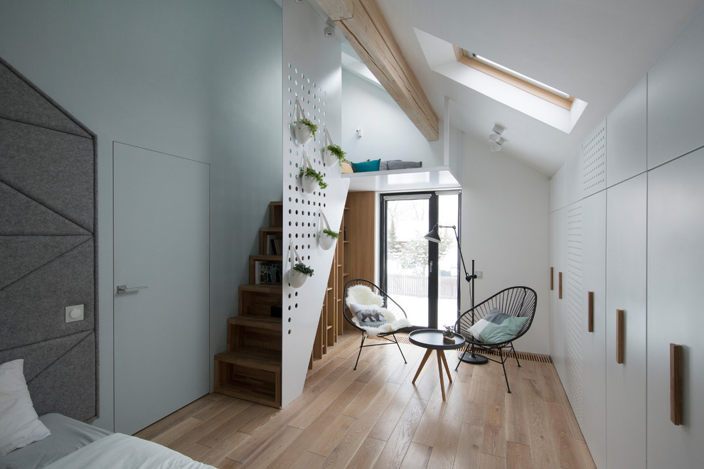 Источник вдохновения для домашнего уюта: хозяйская спальня: освещение в современном стиле с белыми стенами, паркетным полом среднего тона и коричневым полом