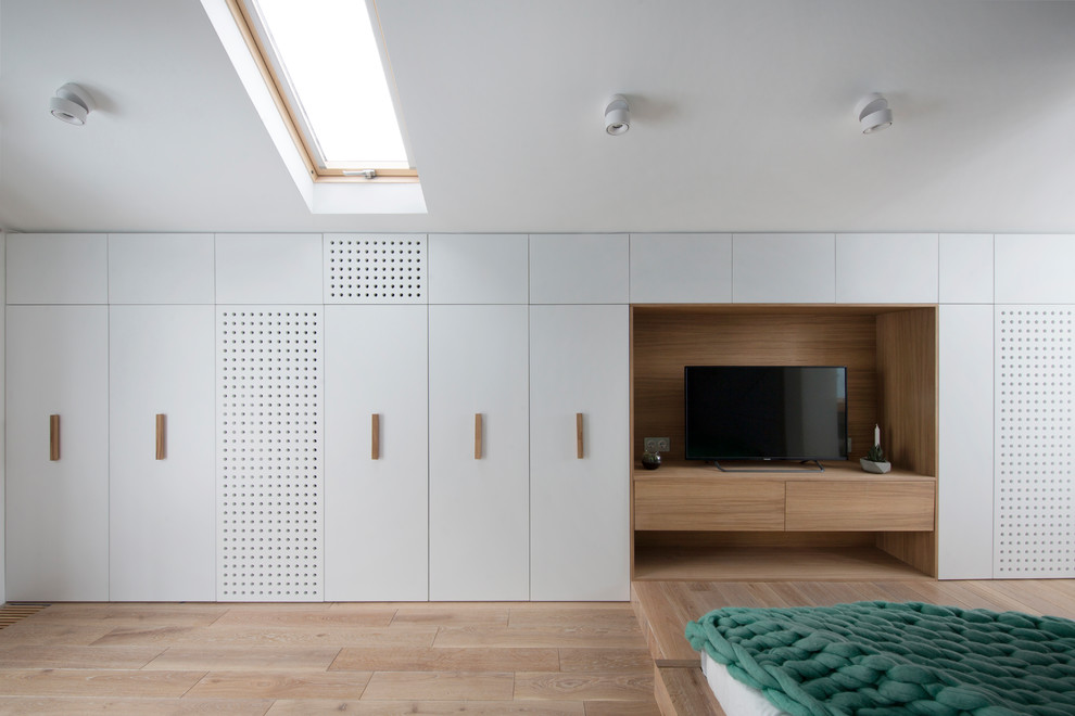 Modernes Hauptschlafzimmer mit weißer Wandfarbe, braunem Holzboden und braunem Boden in Moskau