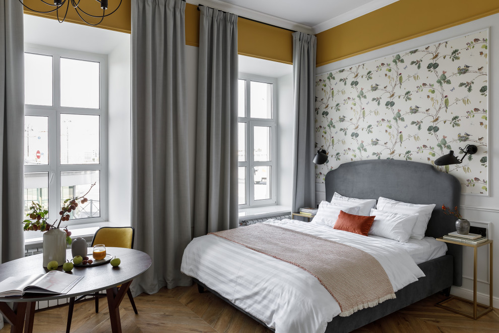 Идея дизайна: спальня в стиле неоклассика (современная классика) с разноцветными стенами, паркетным полом среднего тона и коричневым полом