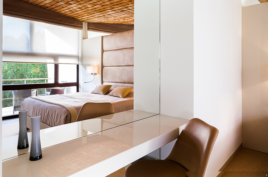 На фото: гостевая спальня среднего размера, (комната для гостей) в стиле модернизм с белыми стенами, ковровым покрытием и бежевым полом с