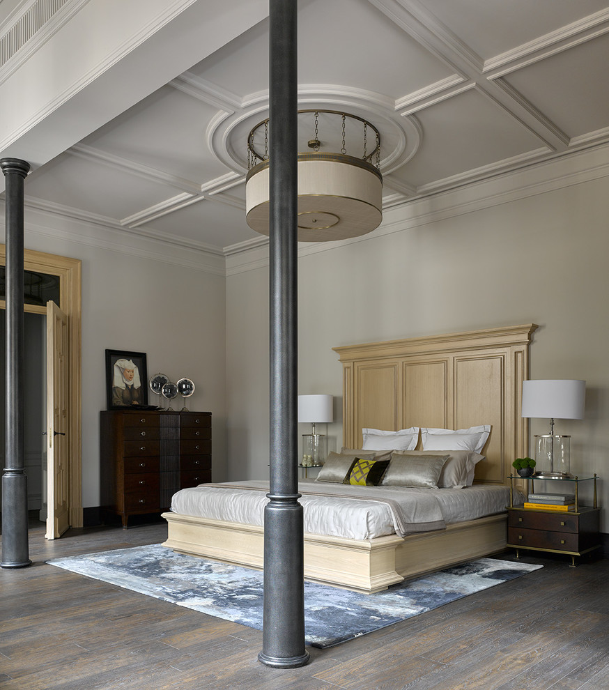 Стильный дизайн: хозяйская спальня в классическом стиле с серыми стенами, темным паркетным полом и коричневым полом - последний тренд