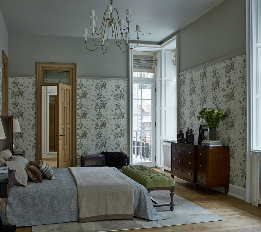 На фото: хозяйская спальня в классическом стиле с серыми стенами, темным паркетным полом и коричневым полом