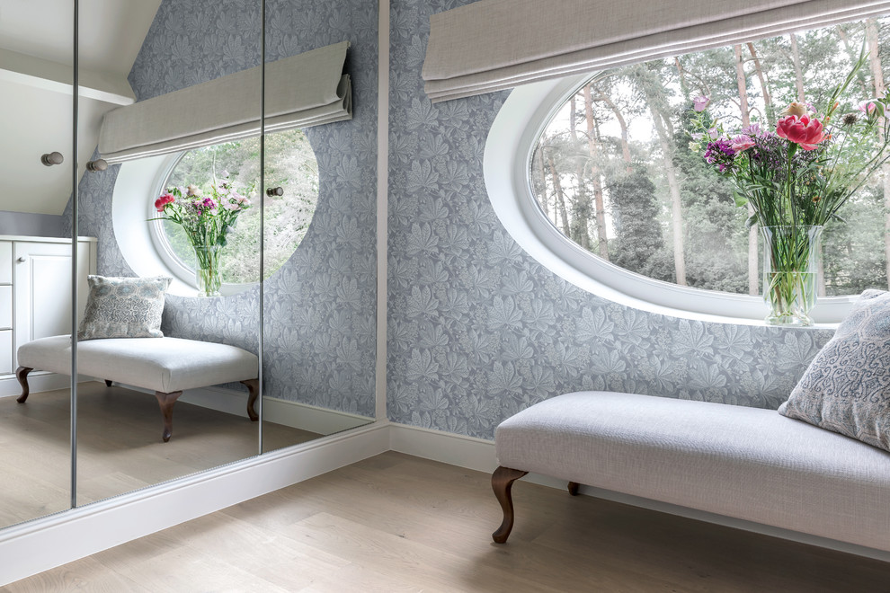 Источник вдохновения для домашнего уюта: большая гостевая спальня (комната для гостей) в стиле модернизм с серыми стенами