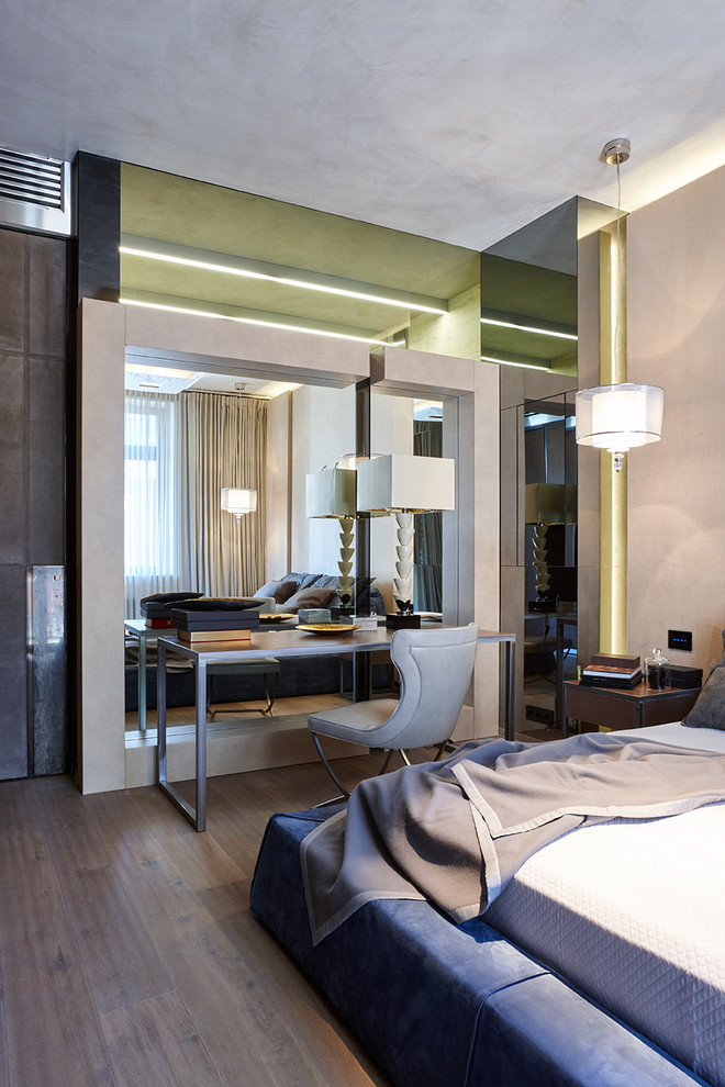 Modernes Hauptschlafzimmer mit grauer Wandfarbe, braunem Holzboden und beigem Boden in Moskau