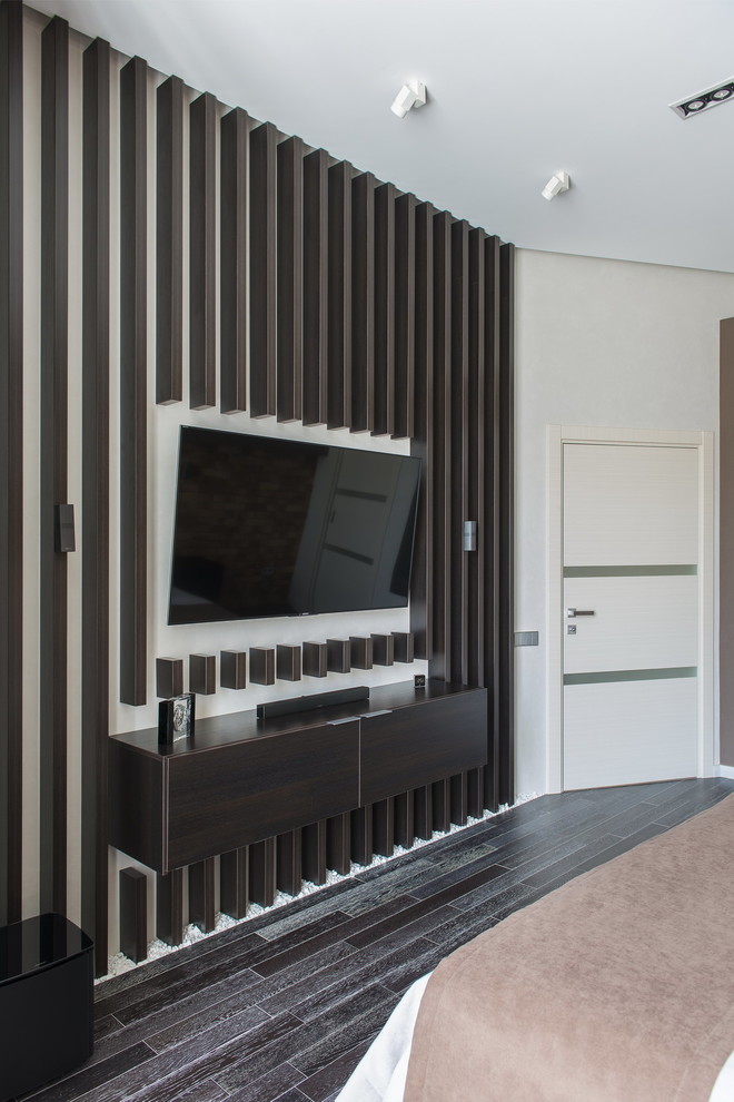 Großes Modernes Hauptschlafzimmer ohne Kamin mit grauer Wandfarbe, dunklem Holzboden und schwarzem Boden in Sonstige