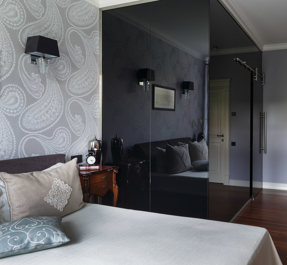 Свежая идея для дизайна: хозяйская спальня в современном стиле с серыми стенами, паркетным полом среднего тона, коричневым полом и кроватью в нише - отличное фото интерьера