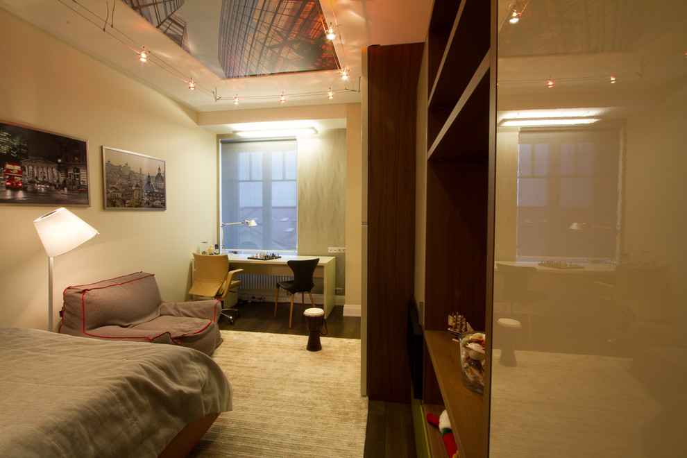 Стильный дизайн: спальня в стиле фьюжн с рабочим местом - последний тренд