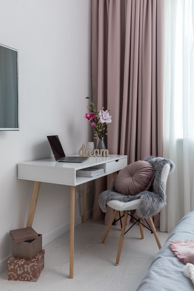 Diseño de habitación de invitados contemporánea de tamaño medio sin chimenea con paredes grises, suelo laminado, suelo beige y con escritorio