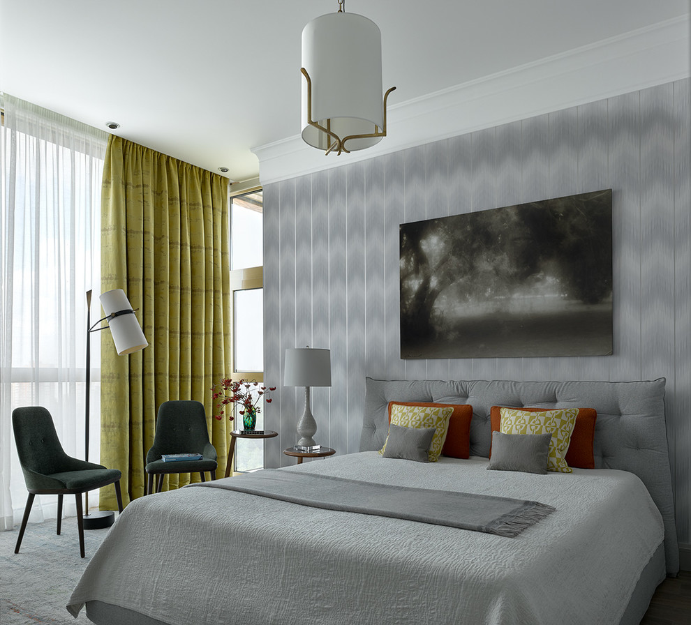 На фото: хозяйская спальня: освещение в современном стиле с серыми стенами и ковровым покрытием с