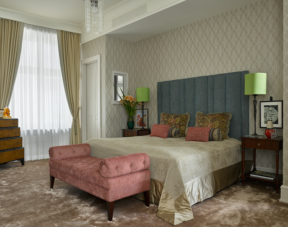 Diseño de dormitorio principal clásico con paredes beige y moqueta
