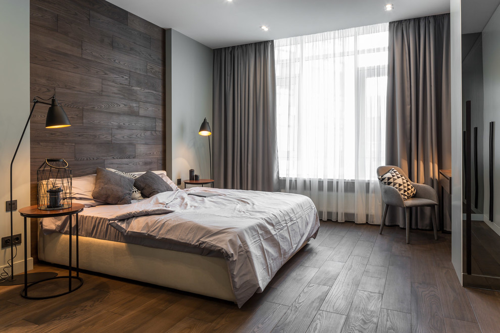 Стильный дизайн: хозяйская спальня среднего размера в современном стиле с разноцветными стенами, паркетным полом среднего тона и коричневым полом без камина - последний тренд