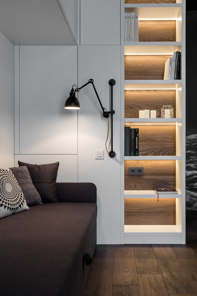 Mittelgroßes Modernes Hauptschlafzimmer ohne Kamin mit bunten Wänden, braunem Holzboden und braunem Boden in Sonstige