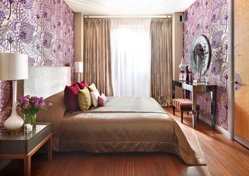 На фото: спальня среднего размера в современном стиле с фиолетовыми стенами и темным паркетным полом