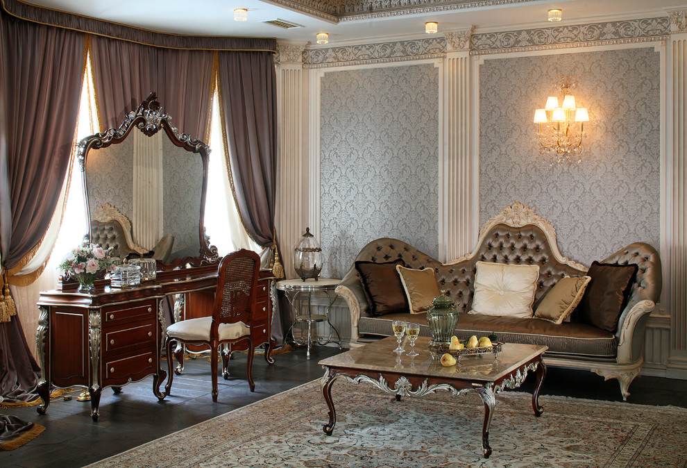 Idee per una grande camera matrimoniale vittoriana con pareti bianche, parquet scuro e pavimento marrone