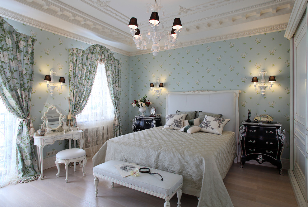 Идея дизайна: большая гостевая спальня (комната для гостей) в классическом стиле с синими стенами, светлым паркетным полом и бежевым полом