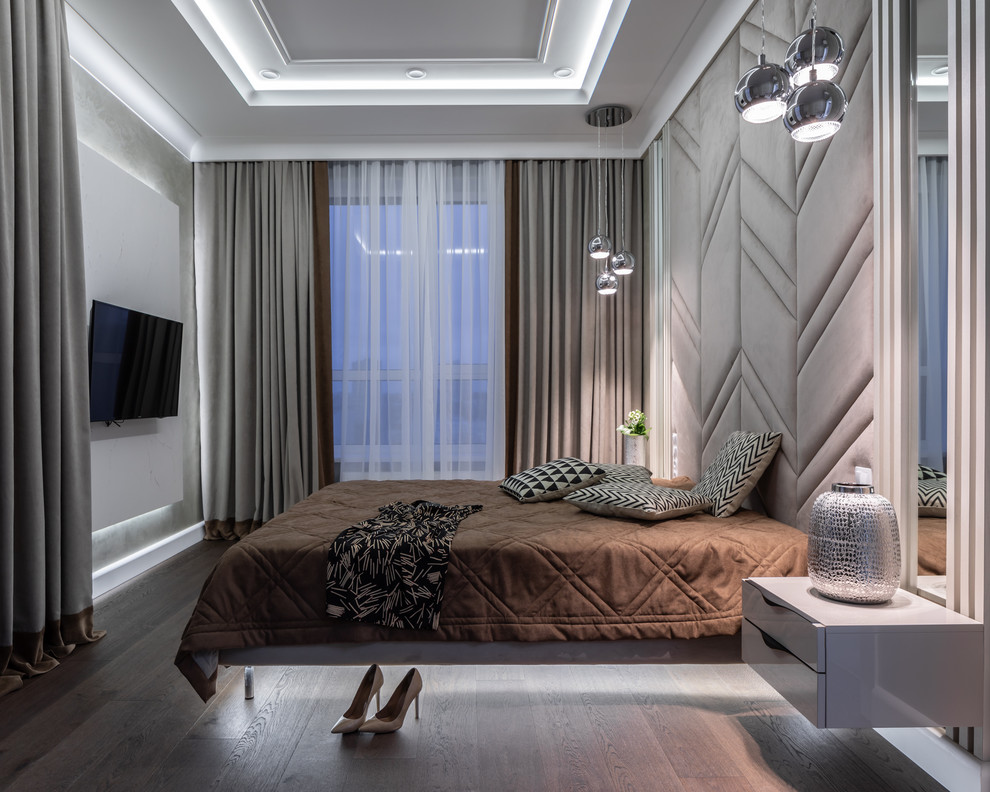 Großes Modernes Hauptschlafzimmer ohne Kamin mit grauer Wandfarbe, braunem Holzboden und braunem Boden in Sonstige