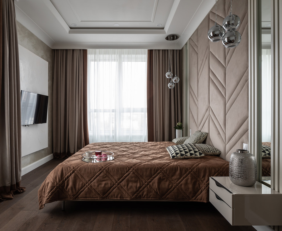 Свежая идея для дизайна: большая хозяйская спальня в современном стиле с серыми стенами, паркетным полом среднего тона и коричневым полом без камина - отличное фото интерьера