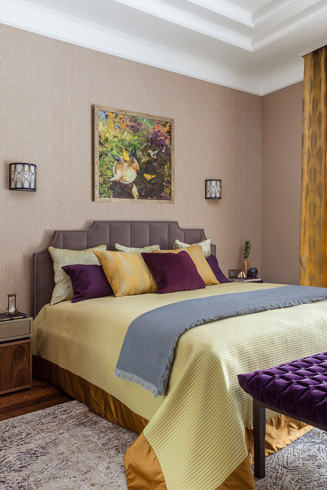 Свежая идея для дизайна: хозяйская спальня в стиле неоклассика (современная классика) с бежевыми стенами, паркетным полом среднего тона и коричневым полом - отличное фото интерьера