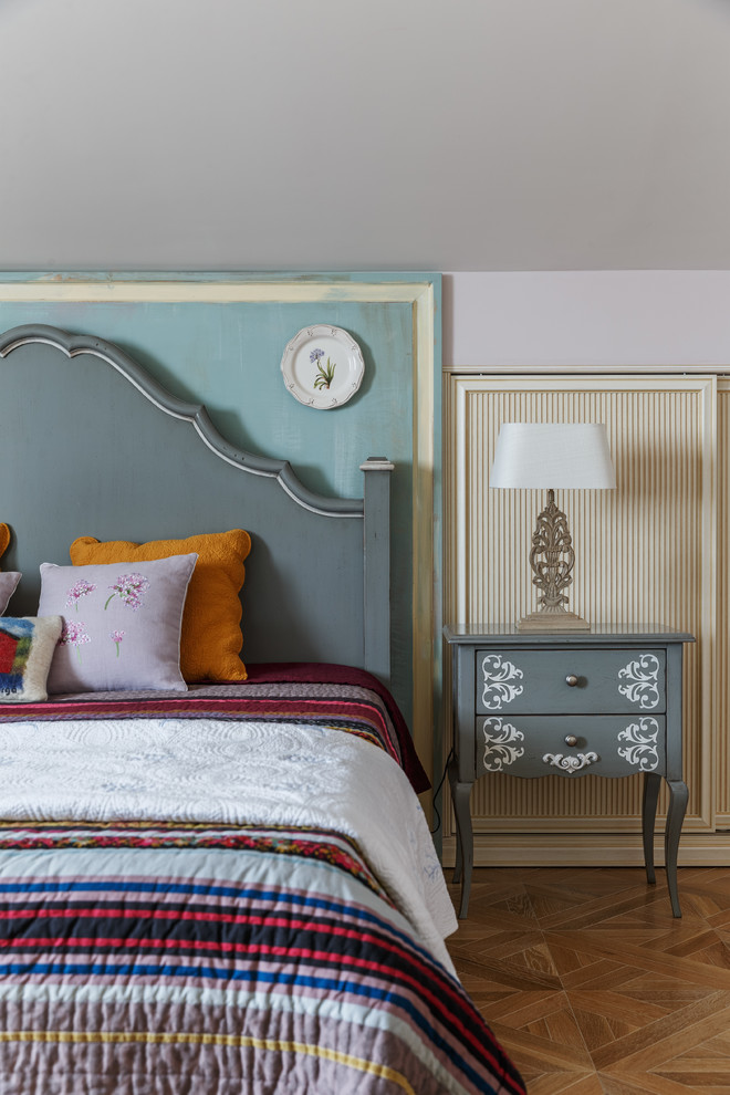 Источник вдохновения для домашнего уюта: спальня в стиле неоклассика (современная классика) с белыми стенами, паркетным полом среднего тона и коричневым полом