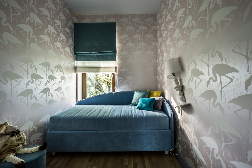 На фото: маленькая гостевая спальня (комната для гостей) в современном стиле с розовыми стенами для на участке и в саду