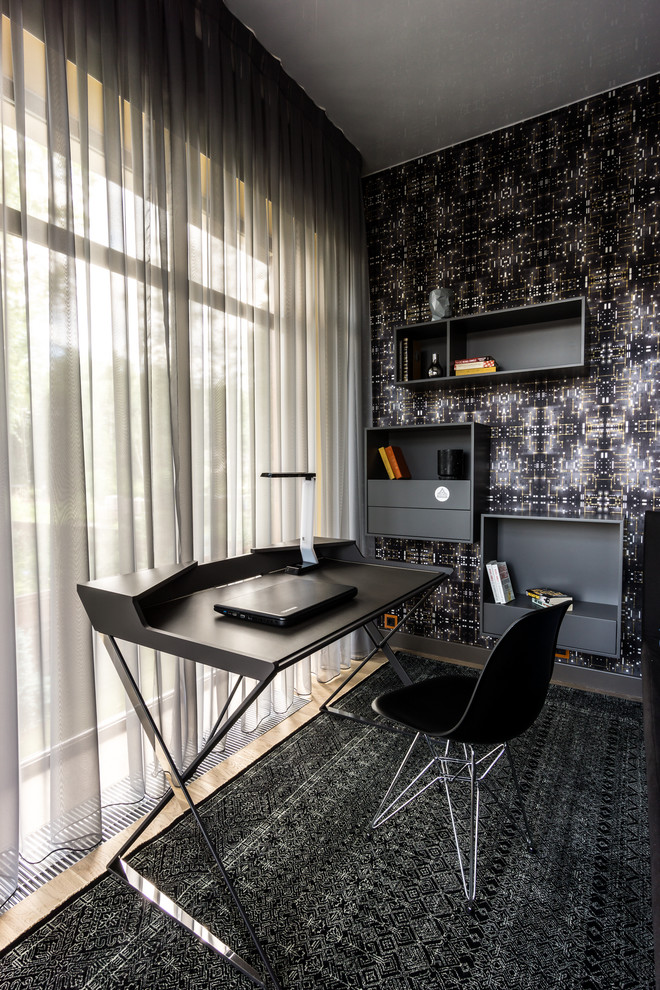 Diseño de despacho actual con paredes negras y suelo de madera clara