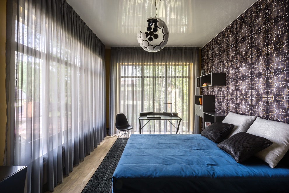 Idee per una camera da letto contemporanea con pareti nere e parquet chiaro