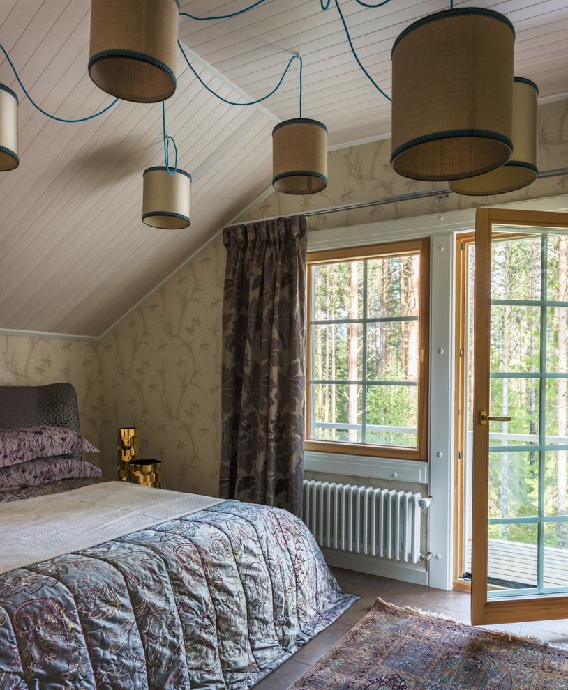 Idee per una camera da letto design con pareti beige e pavimento marrone