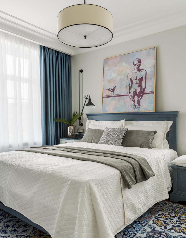 Пример оригинального дизайна: спальня в классическом стиле с серыми стенами и синими шторами