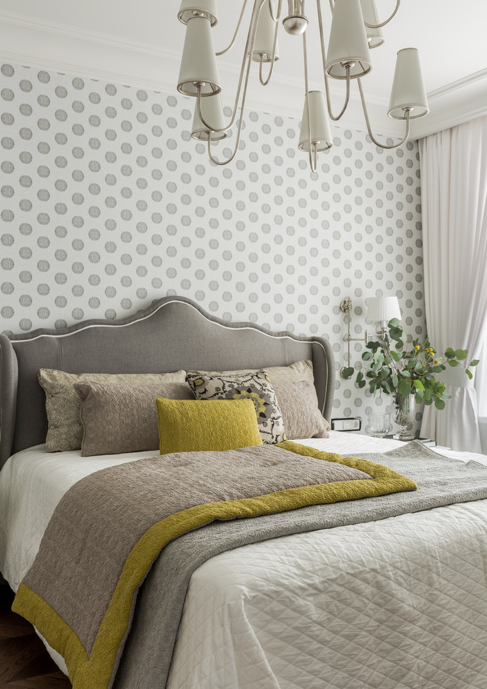 Klassisches Schlafzimmer mit grauer Wandfarbe, dunklem Holzboden und braunem Boden in Sonstige