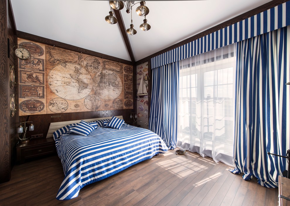 Источник вдохновения для домашнего уюта: хозяйская спальня среднего размера в морском стиле с коричневыми стенами, паркетным полом среднего тона и коричневым полом