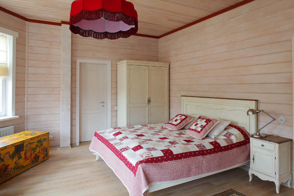 На фото: спальня в стиле кантри с бежевыми стенами и светлым паркетным полом