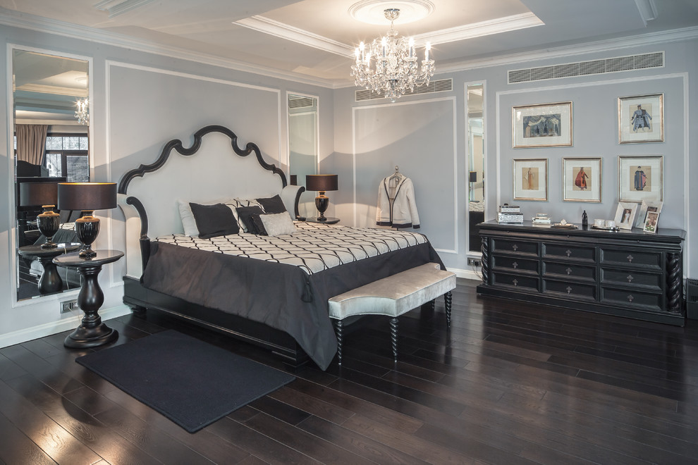 Источник вдохновения для домашнего уюта: спальня: освещение в стиле неоклассика (современная классика) с серыми стенами, темным паркетным полом и коричневым полом
